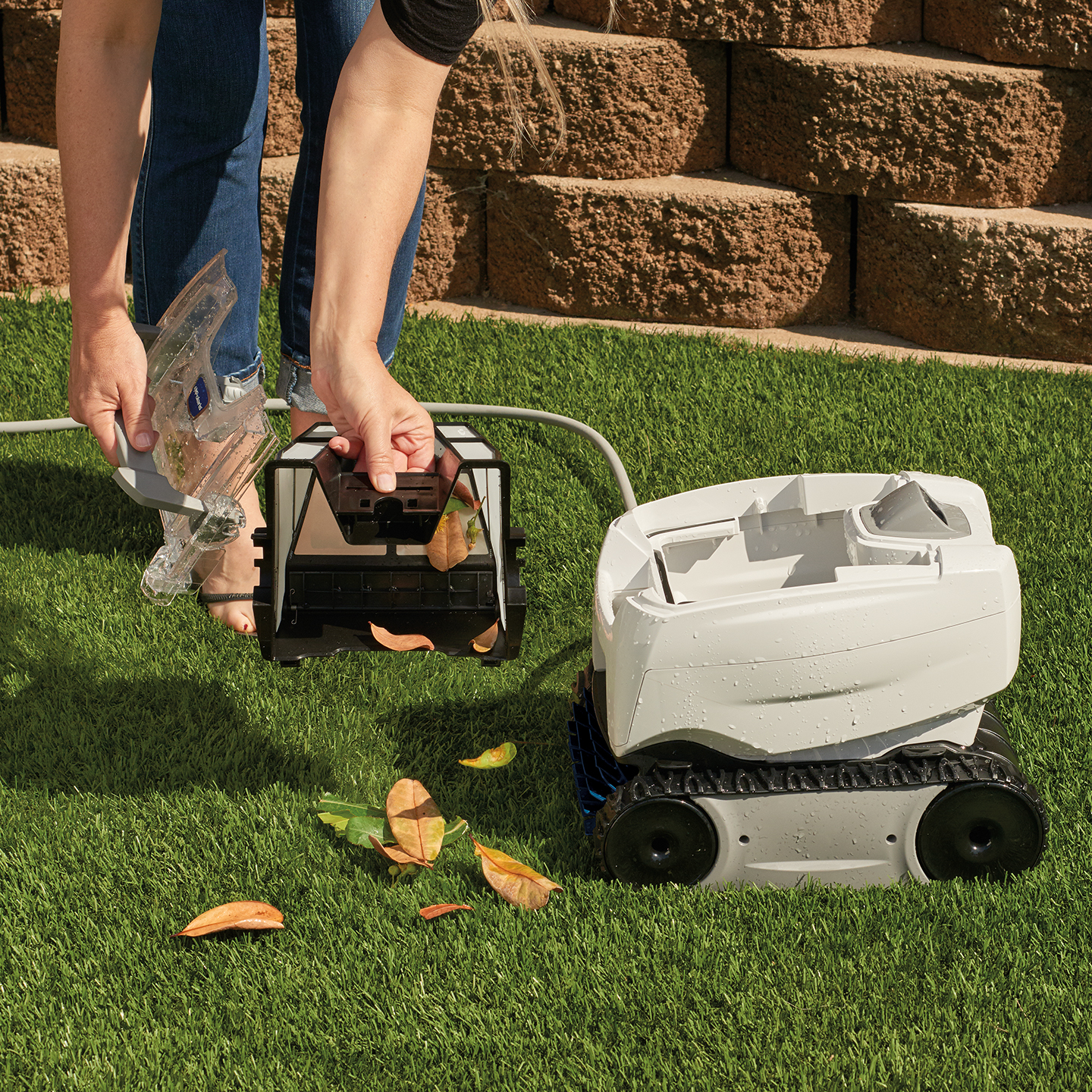 Filter Canister Being Easily Cleaned