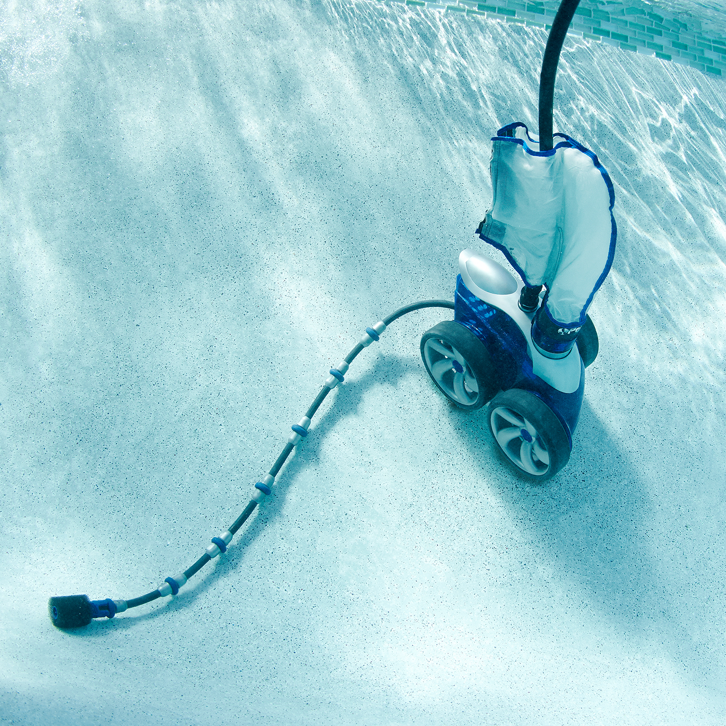 Pressure-side pool cleaner cleaning pool floor